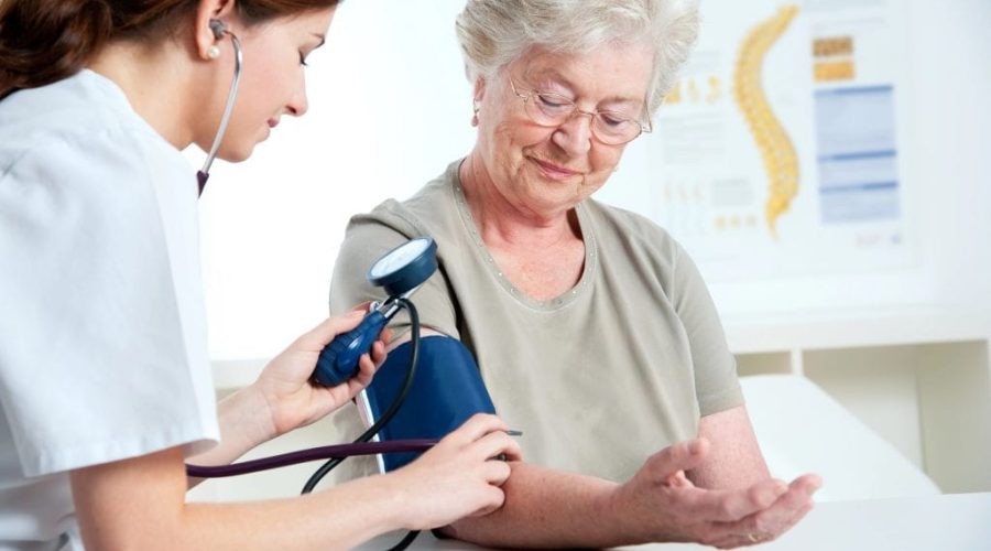 كيف يقود المحتوى التعليمي نمو العلامات التجارية في الرعاية الصحية والتجميل