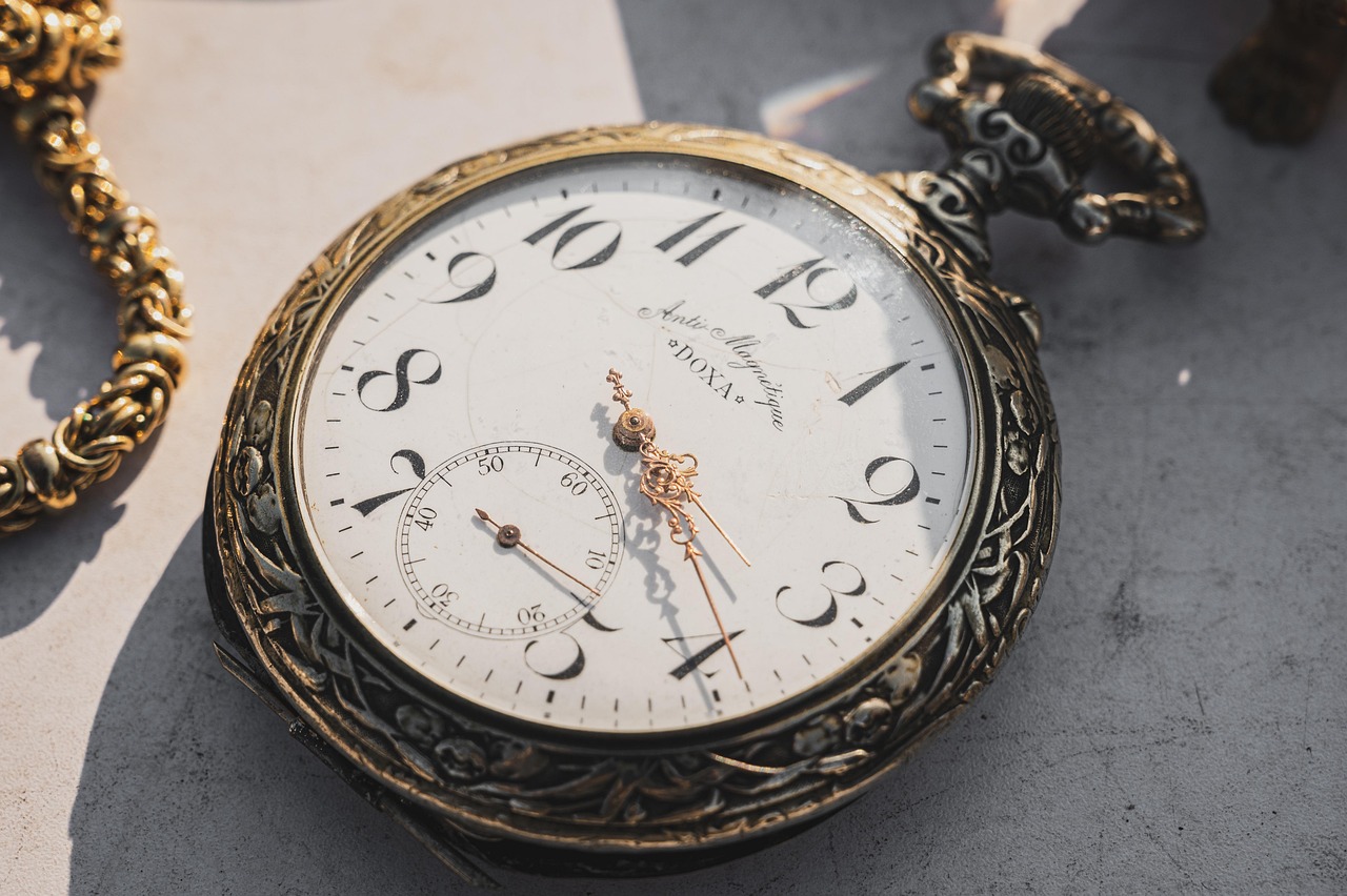 You are currently viewing From House Fire to $10K a Month: Appraising Collectibles Online