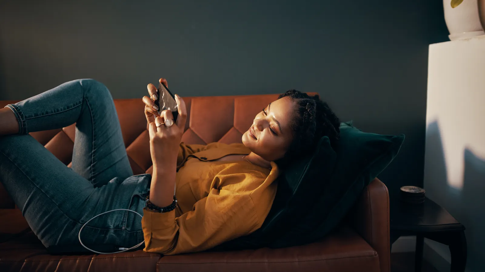 You are currently viewing Microdrama Advertising Surges as App Downloads Soar